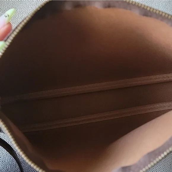 Louis Vutton Monogram Pochette Bag - Picture 3 of 8